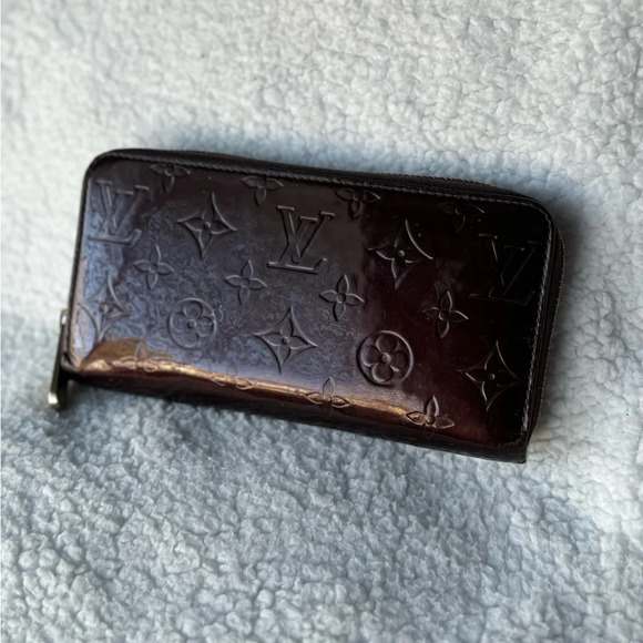 AUTHENTIC Burgundy Vernis Zippy Louis Vuitton Wallet - Picture 1 of 16